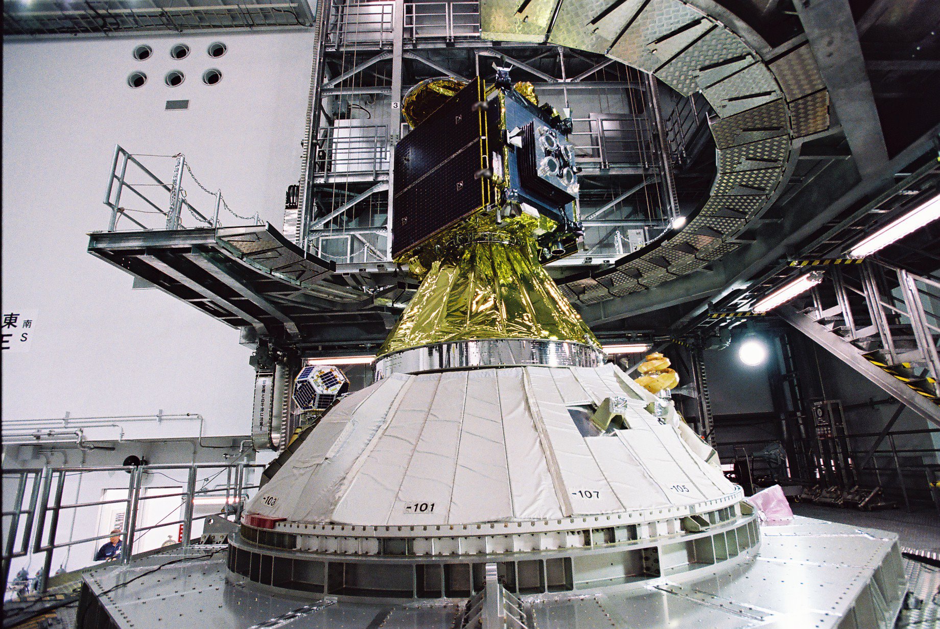 Hayabusa2 space probe (top), Shin-en2 (on the left) and ARTSAT2:DESPATCH (on the right)
